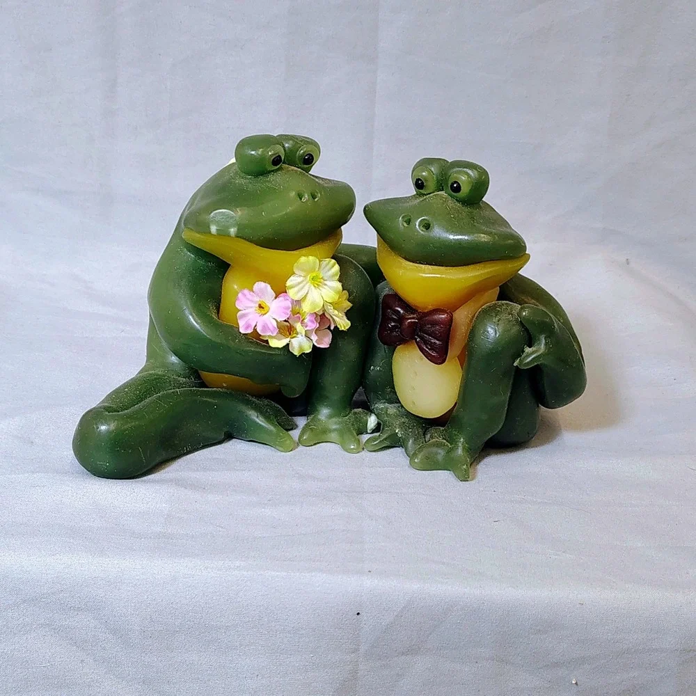 Vintage Style Frog Couple Novelty Candle Green Wax Whimsical Toad Decor 8.5 Inch